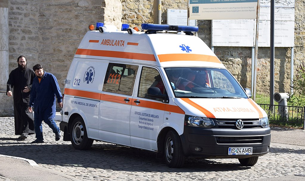 O tânără SUPRAVIEȚUIT miraculos după ce ar fi încercat să se sinucidă. S-a aruncat în gol de la etajul 4 al unui bloc de locuințe din Deva