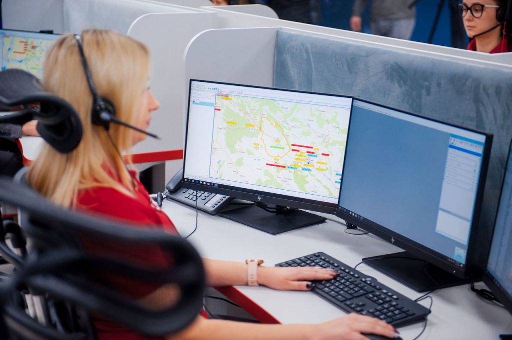 O femeie din Gorj a sunat la 112, după ce fiica sa de 14 ani i-a spus că a găsit un bebeluș la ghenă. Ce au descoperit polițiștii, care au intrat imediat în alertă