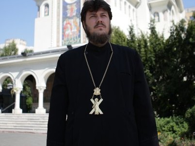 Eugen Tănăsescu, purtătorul de cuvânt al Arhiepiscopiei Tomisului: „Nu Biserica a umplut spitalele, ci colcăiala de interese enorme pe niște cârpe, numite măști”