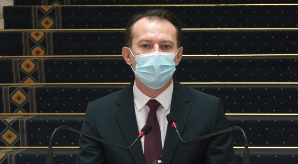 Florin Cîțu, tricou cu trupă rock în ziua vaccinării! Ce muzică ascultă premierul (FOTO)