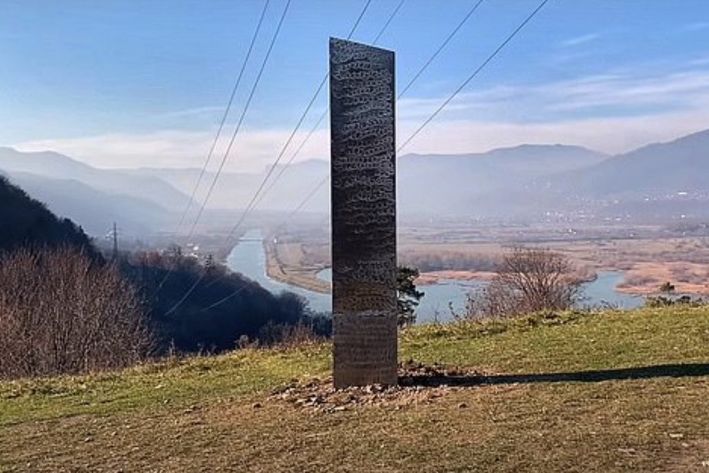 Presa britanică: Un monolit misterios a apărut în România după ce un obiect asemănător a dispărut din Utah! / Ce spun autoritățile române – VIDEO