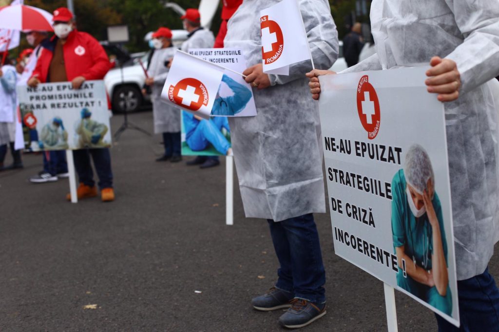 Angajații din Sănătate, polițiștii, personalul din peniteciare și militarii în rezervă ies la proteste. Medicii iau în calcul grevă cu întreruperea activității