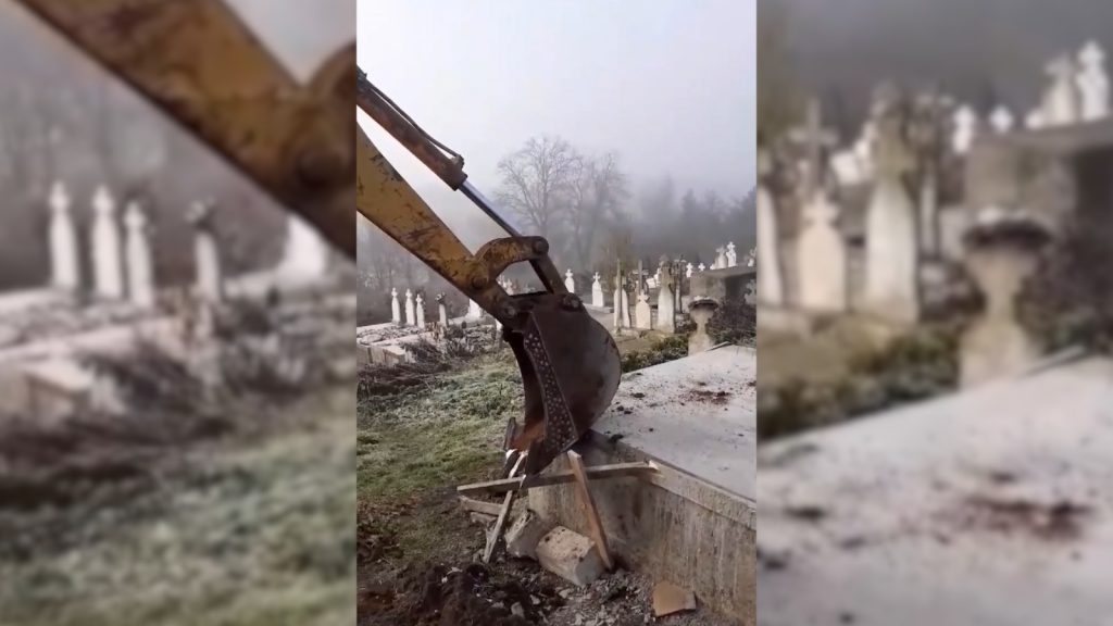 Imagini șocante! Un preot a dărâmat cu excavatorul un cavou: „Părinte, lasă-l, părinteeee, că nu mai am bani să-l fac!” – VIDEO