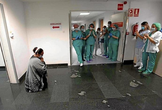 Fotografia unei mame românce, în genunchi în fața medicilor, premiată de autoritățile din Spania: „Arată cele mai bune sentimente, în cele mai grele momente. O poveste care a ajuns la sufletele noastre”