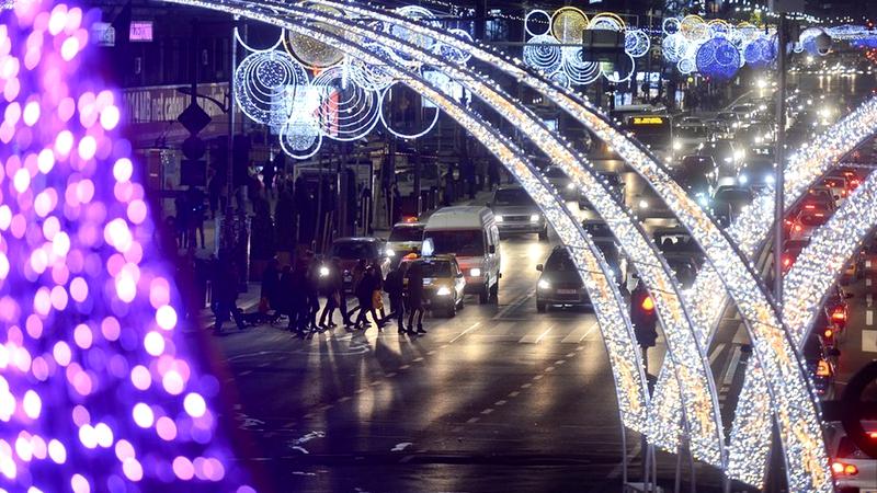 Când se aprind luminițele de Crăciun în București. Primăria a început montarea instalațiilor