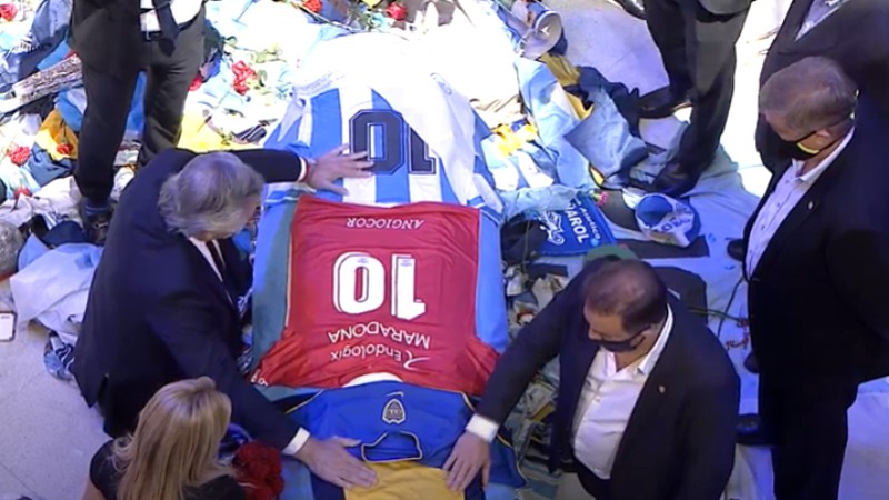 Un adolescent a cerut dezgroparea lui Diego Maradona. Susține că El Pibe D’Oro a fost tatăl lui. “O chestie de drept legal”