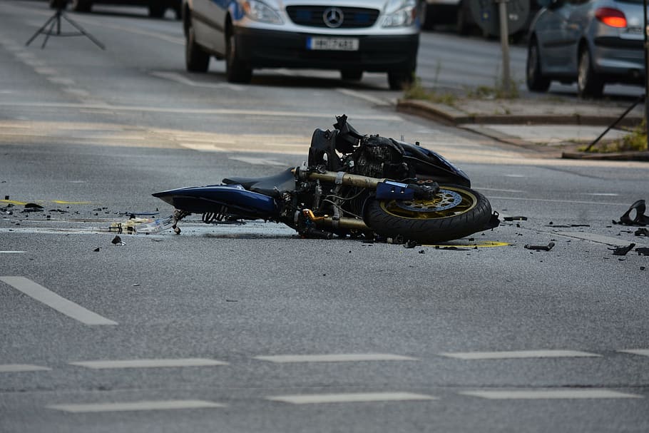 Motociclist, în stare CRITICĂ, după ce s-a izbit de un parapet de pe A4. A fost salvat de un medic aflat întâmplător la fața locului – VIDEO