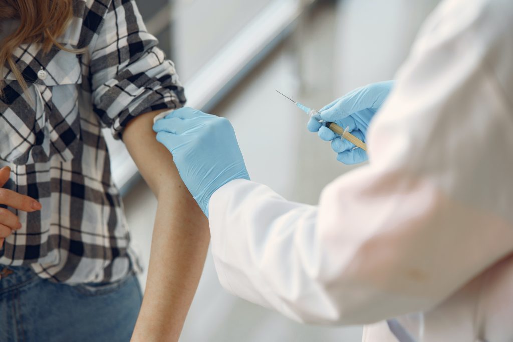 Un cunoscut medic chirurg afirmă: „Vaccinarea ar trebui să fie obligatorie, ca pe vremea lui Ceașescu”