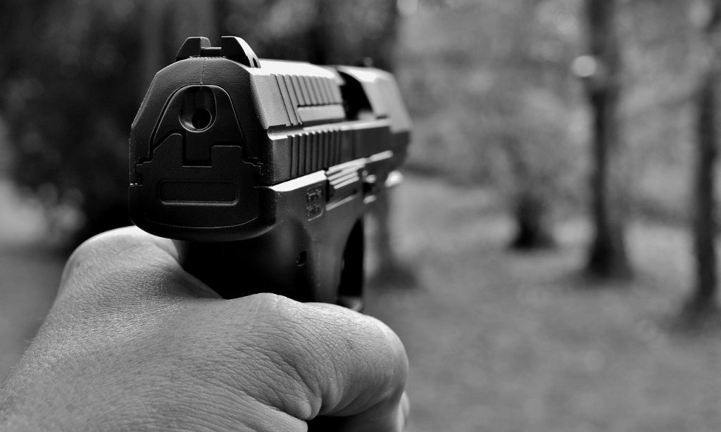 Un elev de 12 ani din Ploiești a venit cu un pistol cu bile la școală. Profesorii au crezut că arma este de jucărie