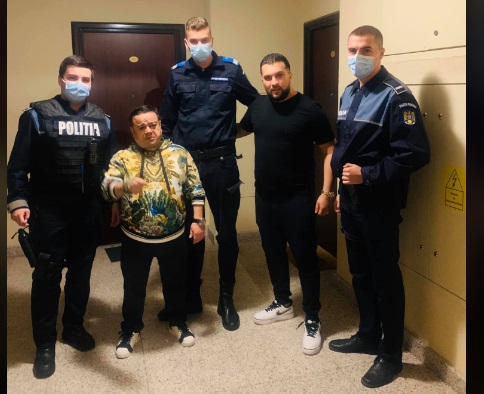 Doi poliţisti şi un jandarm, dați de gol de o fotografie cu Adrian Copilul Minune şi un alt manelist, la petrecerea de lux care s-a lăsat cu amenzi/ Ce sancțiuni riscă polițiștii