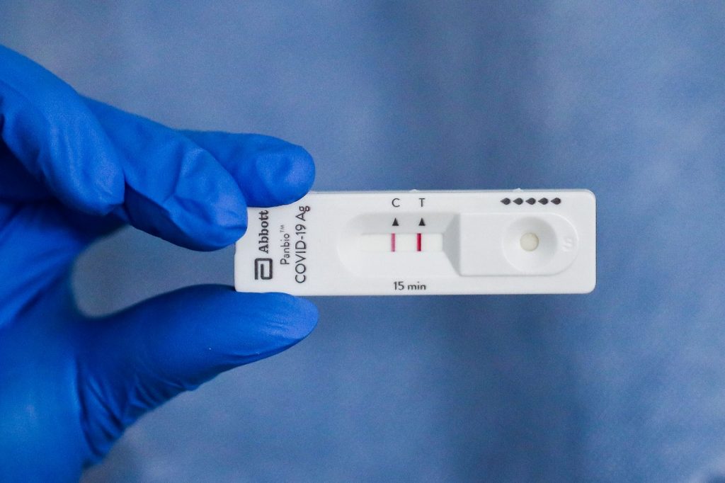 Medicii de familie vor putea face teste antigen pentru depistarea COVID-19. Câți bani vor primi pentru acest nou serviciu