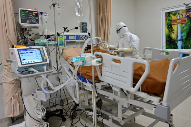 „Ar trebui să ştiţi şi asta când veţi ajunge în terapie intensivă”. O mamă, internată la ATI, le-a cerut medicilor să fie lăsată să-și strângă copilul în brațe