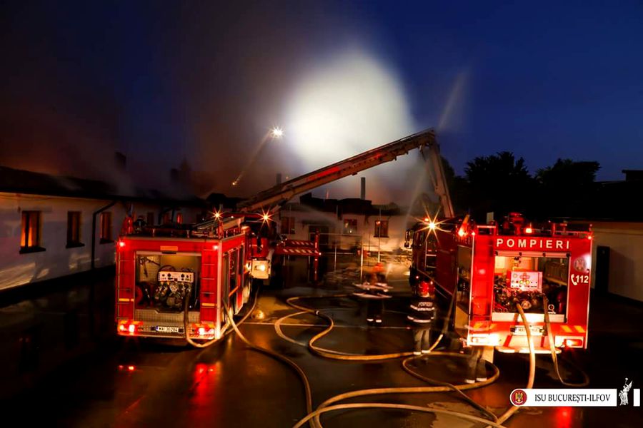Pompierii din Sibiu au evacuat 20 de locatari dintr-un bloc în flăcări. O fată de 16 ani a suferit un atac de panică