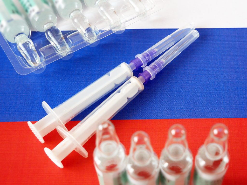 Rusia începe vaccinarea populației cu al doilea vaccin împotriva COVID-19, EpiVacCorona