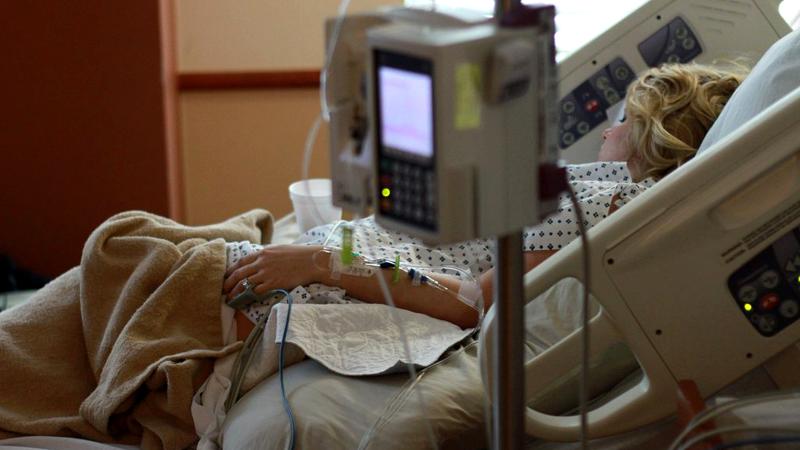Transfuzia de plasmă nu îi ajută, precum se credea, pe pacienții grav bolnavi de COVID-19 (studiu)