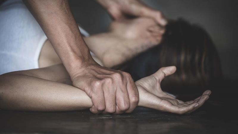 Clipe de coșmar pentru o prostituată: Tânăra, trântită la pământ și lovită de un puști de 16 ani în spatele unei benzinării