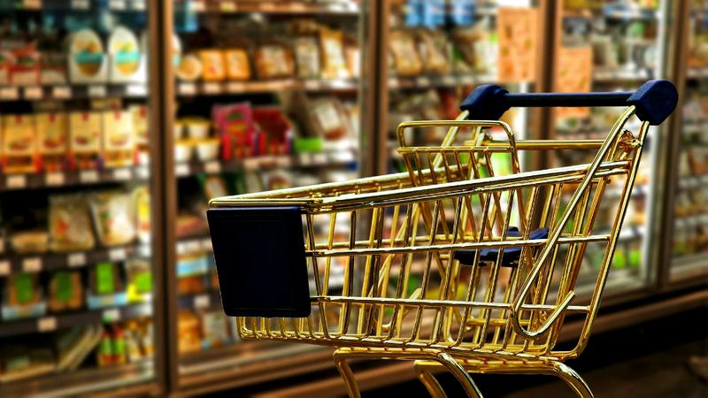 STUDIU | 8 din 10 români cred că prețurile vor crește cu 25%. Unii nu își mai cumpără haine, alții amână să facă copii pentru a economisi