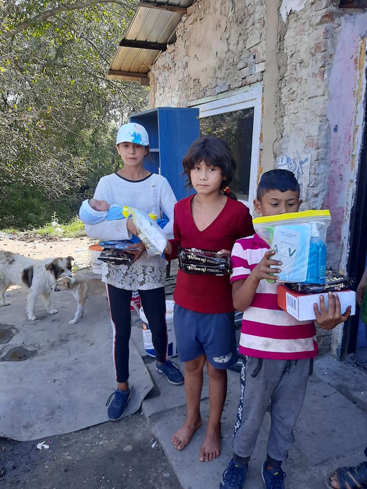 Copiii care îl așteaptă pe Moș Crăciun. Doi soți parcurg mii de kilometri pentru copiii săraci din România: „Nu poți să faci școala online pe stomacul gol”