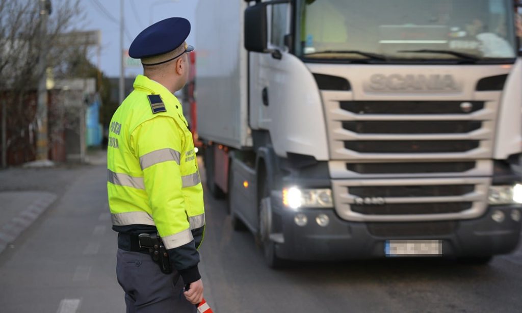 Criza transportatorilor internaționali, generată de pandemie: Șoferi ținuți în frig la vamă, marinari lăsați fără vaccin