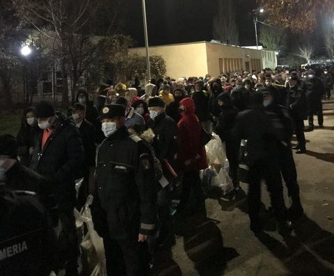 Haos la BEJ Prahova pentru depunerea documentelor: Oamenii au așteptat ore în șir în frig și ploaie: „Este bătaie de joc!”(VIDEO)