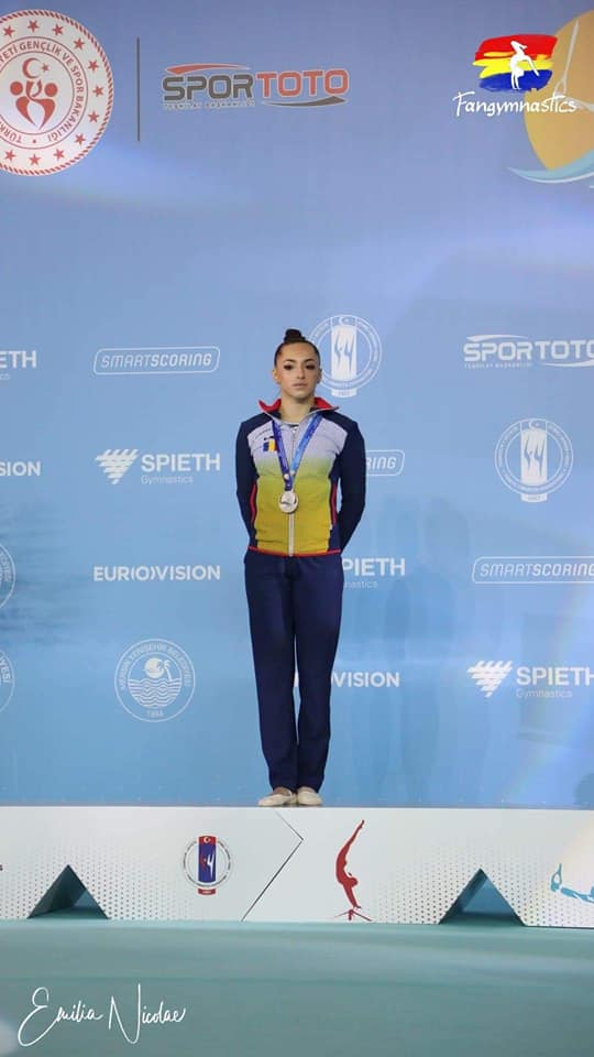 Gimnastele românce s-au întors în țară cu medalii de aur și de argint
