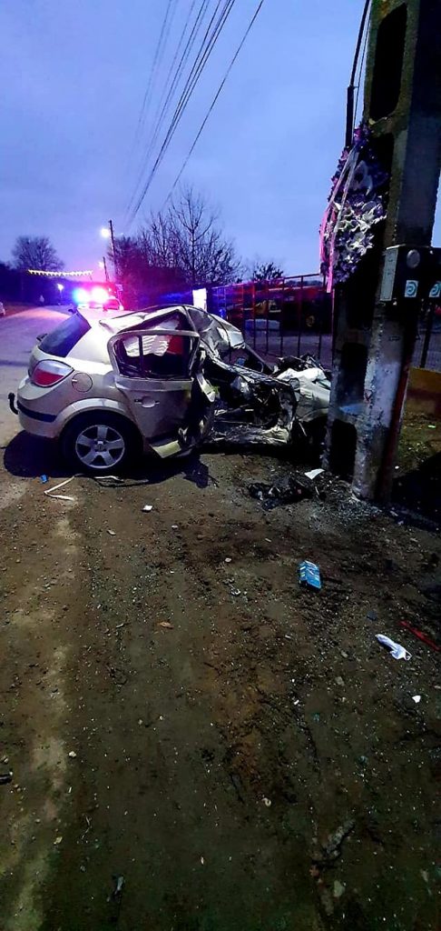 Accident grav în Teleorman! Un tânăr a scăpat ca prin minune! Mașina în care se afla s-a făcut praf (FOTO)