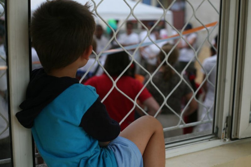 Parlamentul a decis! Cuplurile de același sex nu au voie să adopte copii. Cine are dreptul de a înfia un micuț. “Asta este regula principală!”