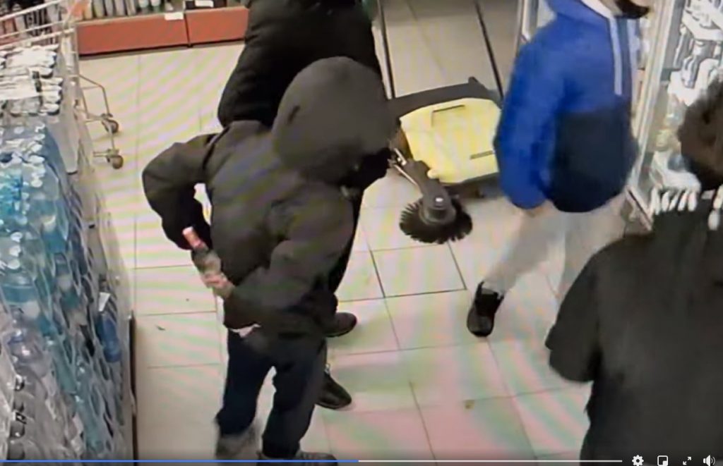 GÂNDUL LIVE. Adolescenți surprinși pe camerele video în timp ce furau alcool dintr-un magazin