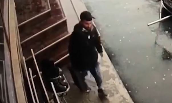 GÂNDUL LIVE. Un hoț din Tulcea este căutat de polițiști. Furtul grătarului metalic, în valoare de 150 lei, surprins de camerele de supraveghere