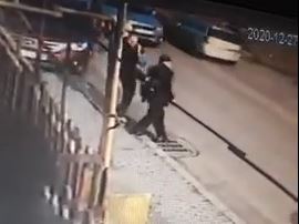 Bătrân lovit cu picioarele, fără milă, în plină stradă la Iași. Poliția a deschis dosar penal (FOTO+VIDEO)