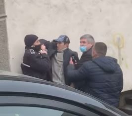 Polițiști locali agresați și bătuți în Bârlad! Este incredibil de la ce a pornit scandalul / (FOTO+VIDEO)