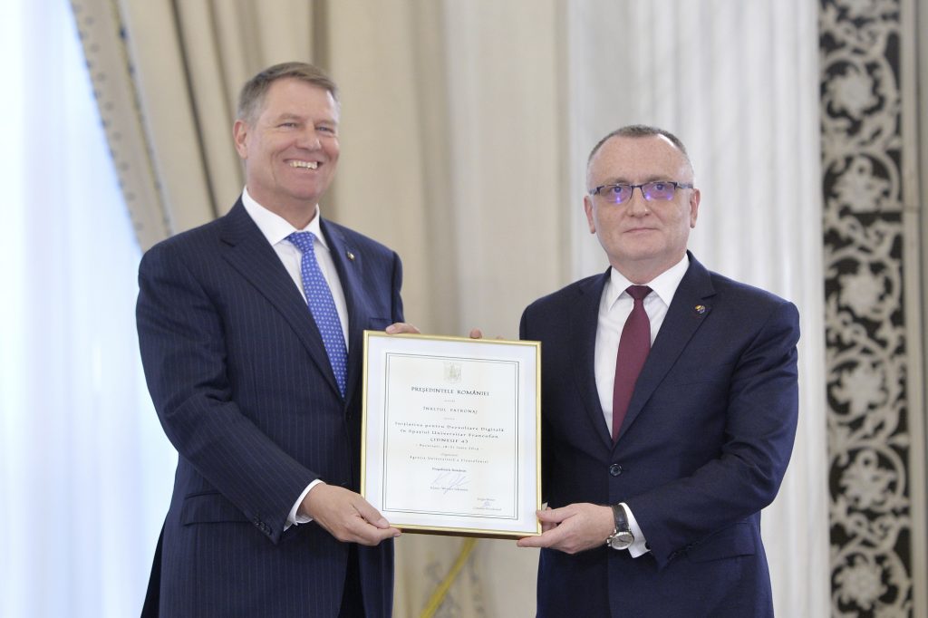 PROGRAM DE GUVERNARE / EDUCAȚIE. Învățământ digital, salarii în funcție de performanță pentru profesori și 6% din PIB până în 2024