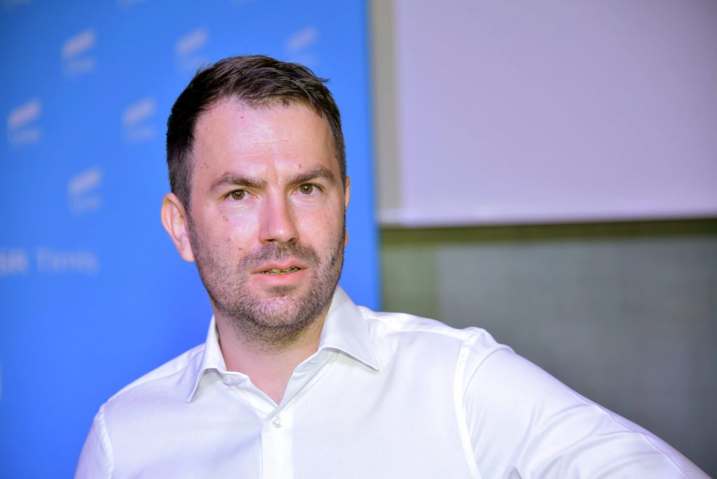 Ministrul Drulă despre noua rovinietă: Traficul greu trebuie taxat altfel, la distanță și nu la timp. Taxarea pentru autoturisme rămâne neschimbată