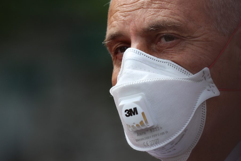 8 ȘTIRI DE LA ORA 8. Medicul Virgil Musta, despre anul pandemic: „Am încercat să tratăm pacientul și nu boala. Nu pot uita strigătul de disperare și ajutor al unor copii care și-au îmbolnăvit părinții”