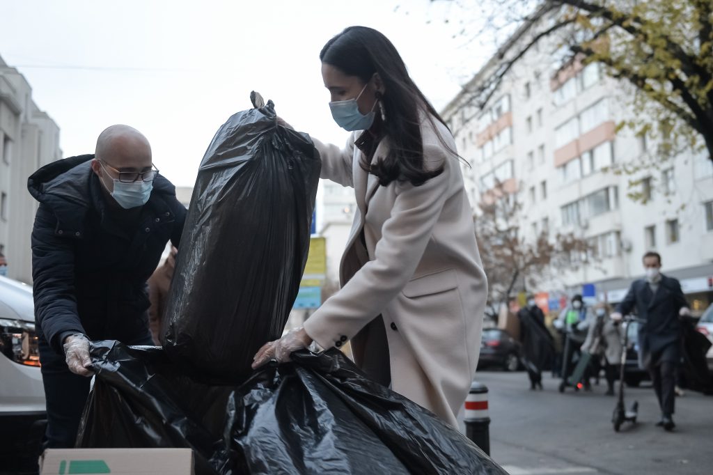 Clotilde Armand anunţă că mâine va începe o „acțiune în forță de strâns gunoiul stradal”