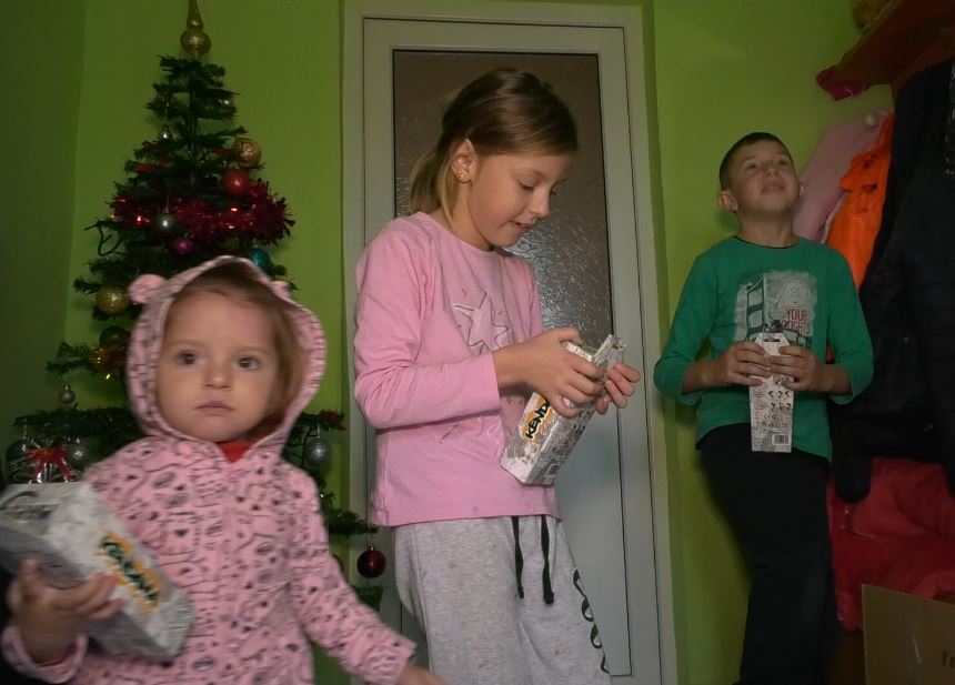CAMPANIE GÂNDUL.RO. Moș Crăciun, alături de familiile nevoiașe. Ce cadouri visează să primească micuții (FOTO+VIDEO)