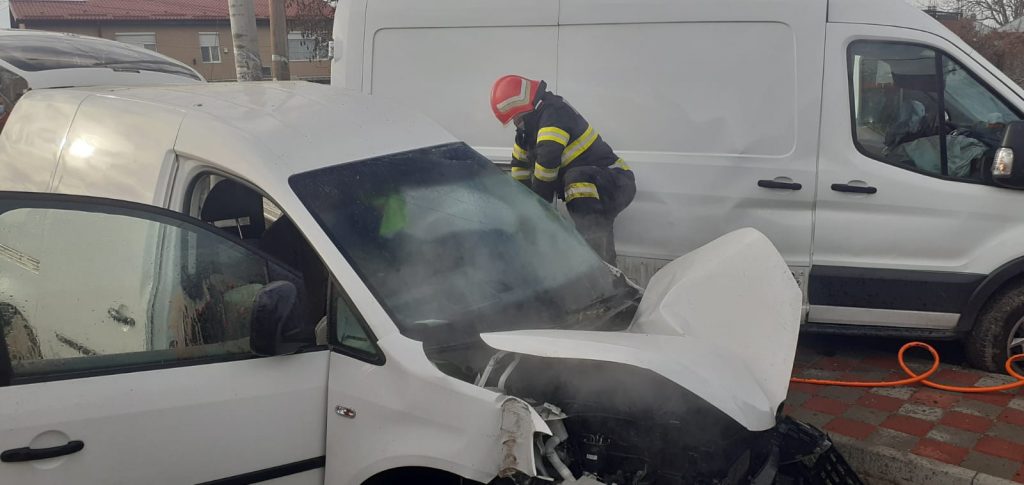 Două autoutilitare s-au ciocnit pe DN2, în comuna Coșereni din județul Ialomița. O persoană a murit și alte trei au fost rănite