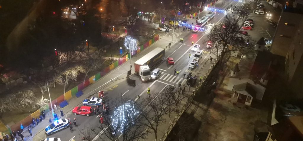 Un copil de 11 ani a sfârșit sub roțile unui TIR, după ce a fost lovit de două mașini. Tragedia a avut loc pe o trecere de pietoni din sectorul 4