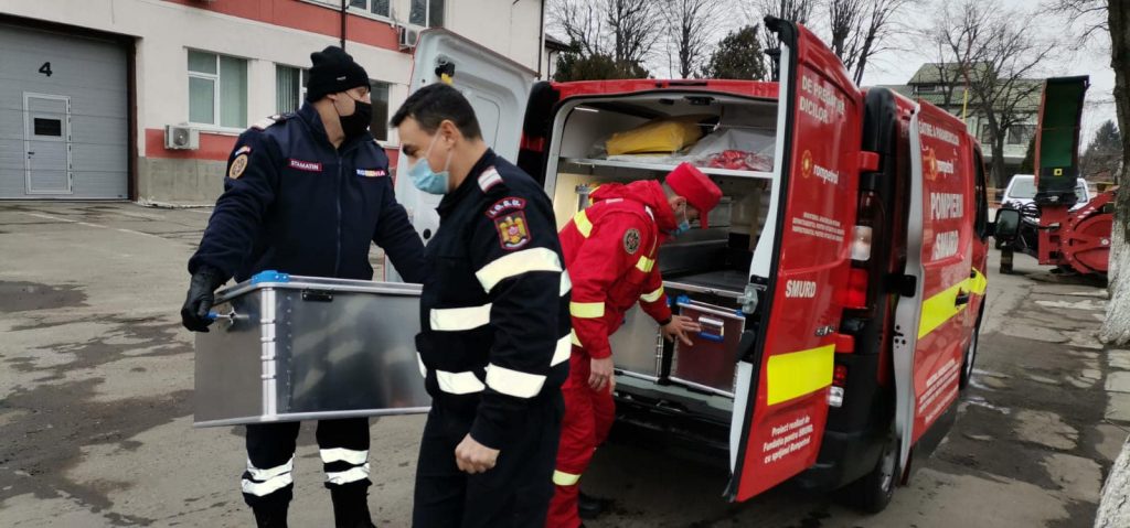 Un bărbat a murit și altul a fost rănit, după ce s-au electrocutat pe un șantier din județul Cluj. Cei doi lucrau pe o platformă aflată la înălțime