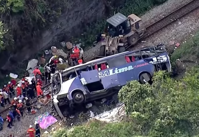 Cel puțin 16 persoane au murit în Brazilia, după ce autocarul în care se aflau a căzut de pe un viaduct înalt de 20 de metri (VIDEO)