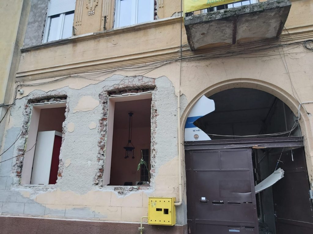 Un bărbat din Arad a suferit răni la brațe și la față, după o explozie care s-a produs în baia locuinței sale  (VIDEO)