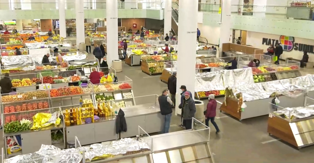 Comercianții din Complexul Agroalimentar Piața Sudului și-au reluat activitatea în interior: ”Respectă toate regulile de siguranță, este spațios și poate concura cu orice alt complex comercial din Europa” (VIDEO)