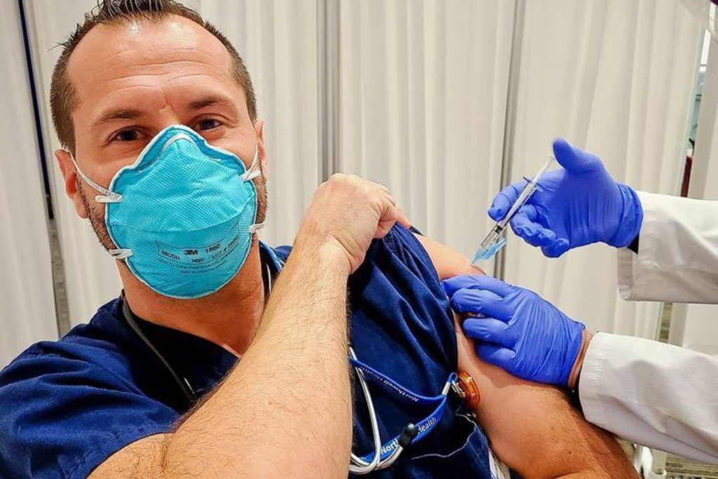 Un asistent medical din Sibiu, primul român vaccinat în SUA: „A fost emoționant!”