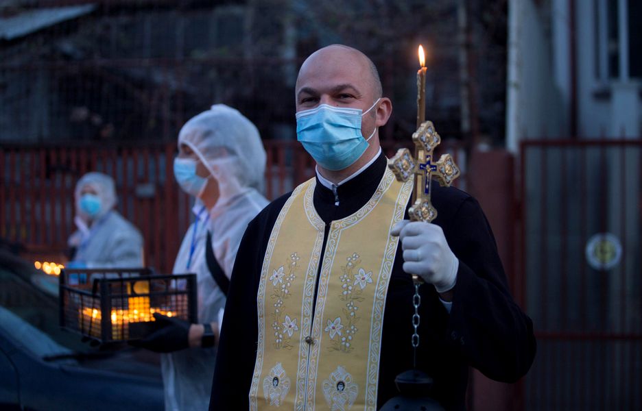 Preoţii nu mai au obligaţia purtării măştii: Ce reguli au stabilit Patriarhia şi Guvernul pentru slujbele de Sărbători