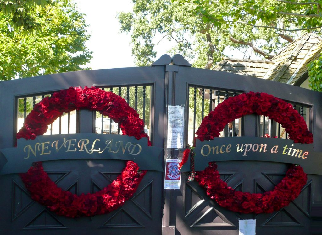 S-a vândut Neverland! Cine a cumpărat celebra fermă a lui Michael Jackson – VIDEO