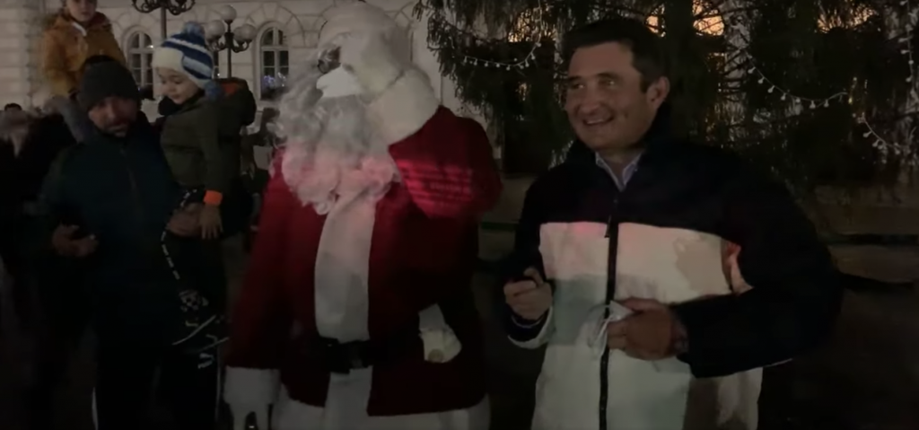 Zeci de persoane au participat la aprinderea iluminatului festiv din Arad. Primarul nu a purtat mască de protecție