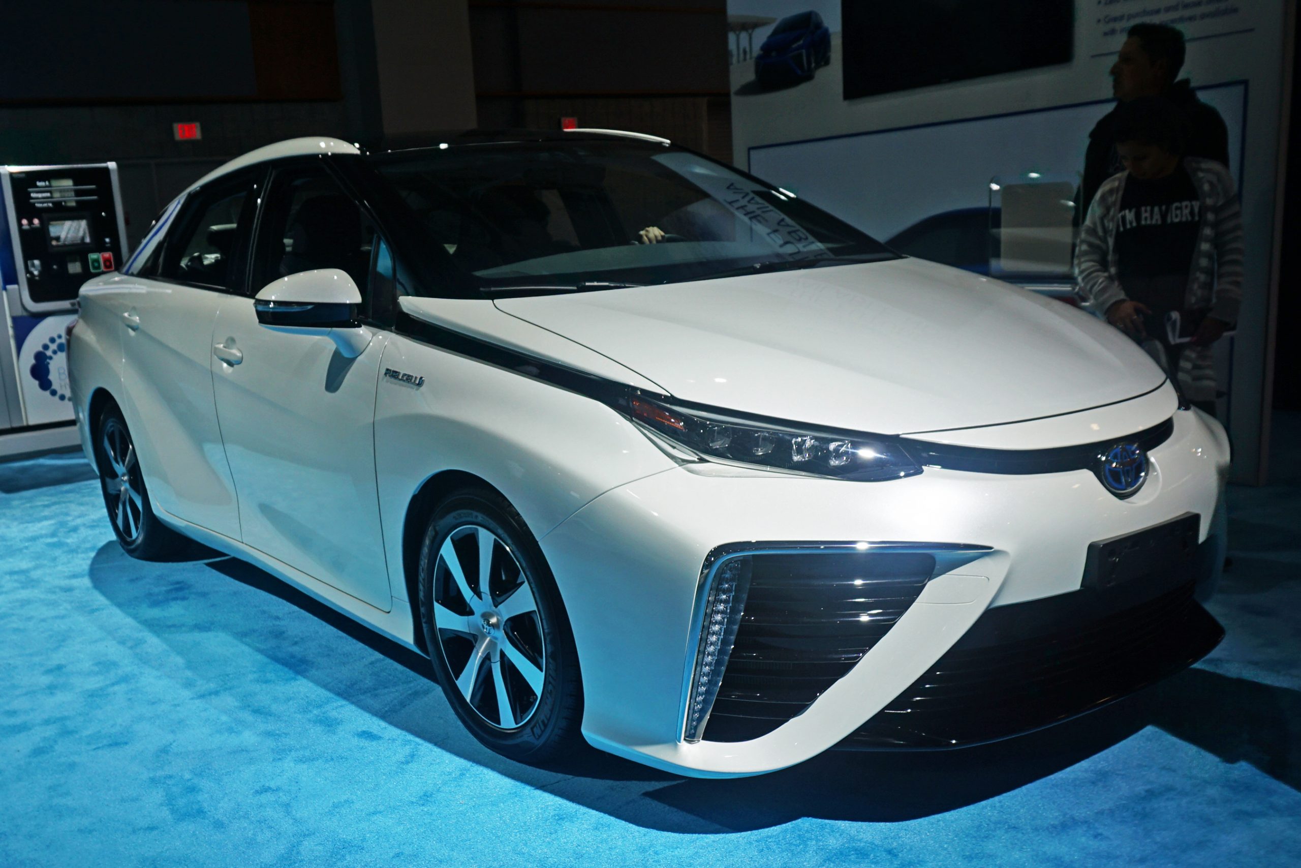 Toyota prezintă mașina viitorului. Merge cu hidrogen și are autonomie ...