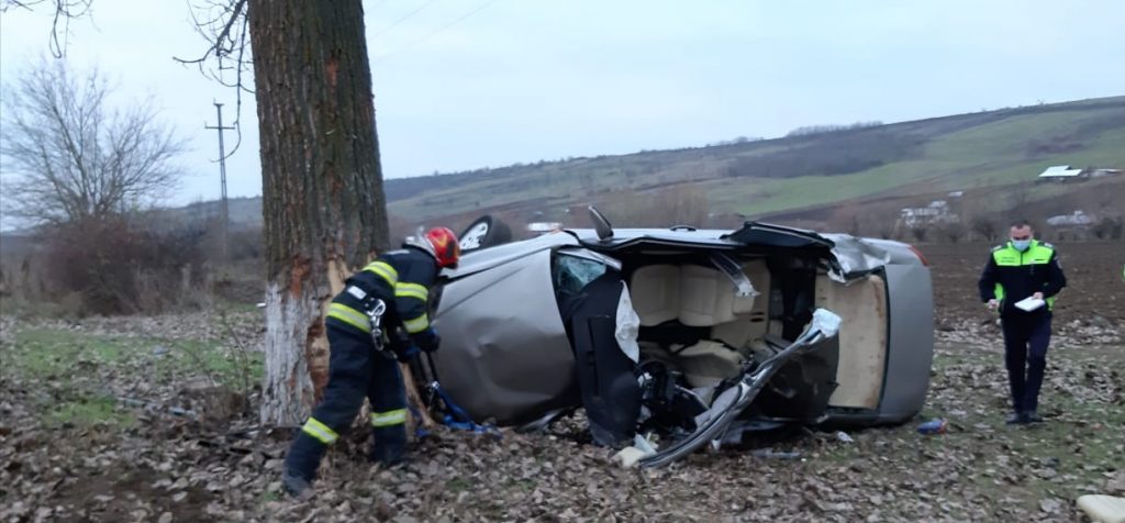 Tragedie în Vaslui. Un tânăr a murit după ce a intrat cu mașina într-un copac