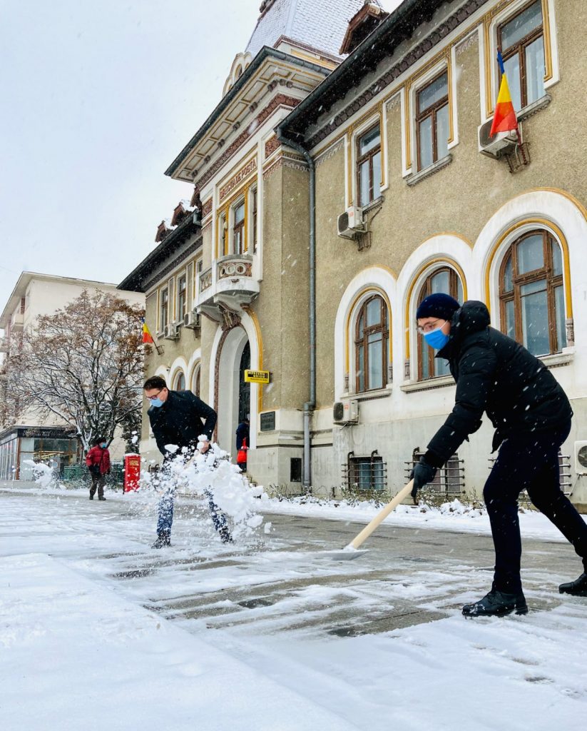 Viceprimar din Bacău, „palmă” la adresa locuitorilor orașului. Edilul a ieșit în fața Primăriei să curețe zăpada pentru a da un exemplu