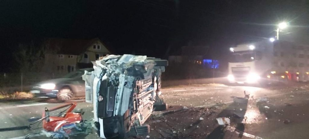 Un tânăr de 30 de ani care conducea un camion a murit după ce s-a izbit de un TIR! Imagini dramatice de la fața locului!